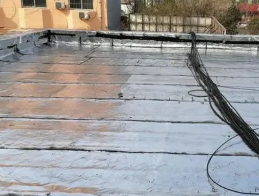 宝鸡卫生间漏水维修公司分享下宝鸡屋面楼顶防水刚性防水层施工要点。
